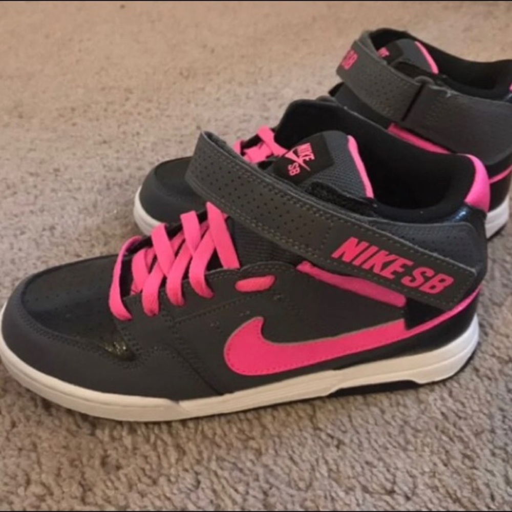 Nike SB size 5.5 youth, size 7 women’s